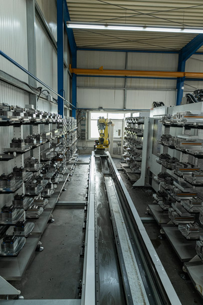Roboter für die Versorgung von 3 GF Mill E 700U in der Werkshalle von Recker Technik GmbH in Eschweiler
