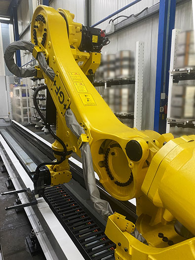 Roboter für die Versorgung von 3 GF Mill E 700U in der Werkshalle von Recker Technik GmbH in Eschweiler