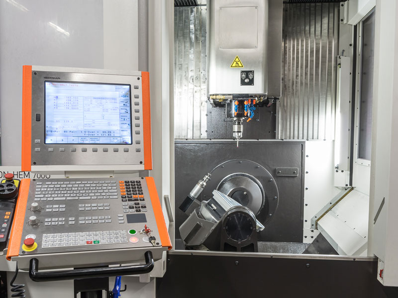 Moderne Maschine für das CNC-Fräsen in der Werkshalle von Recker Technik GmbH aus Eschweiler